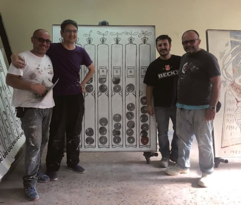 完成した作品、左官職人と共に( 筆者は左2 番目)