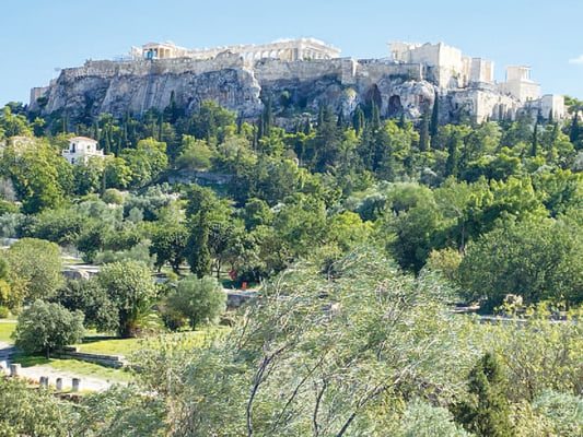 アゴラ遺跡から望む、石灰岩のアクロ ポリスの丘の上に建つ紀元前５世紀の パルテノン神殿。内陣には、アテネの 守護神、アテネ神が祀られた。
