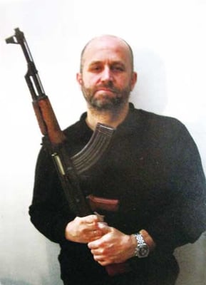 ブルガリアのスタジオでAK-47 を 持つネドコ・ソラコフ　2007　 ©Nedko Sorakov Courtesy of La Biennale di Venezia.