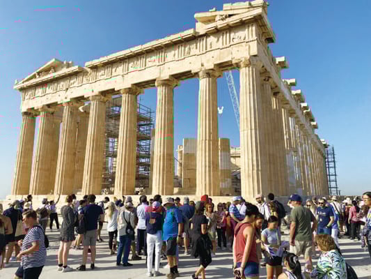 紀元前5 世紀の大理石建造物、パルテ ノン神殿。修復作業で内陣にクレーン など大型土木機械が入り、職人たちの 作業中も世界から押し寄せる多くの観 光客。