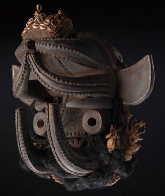 マスク　　コートジボワール　ゲレかウォベ　　木、貝、ラフィア　長さ525mm