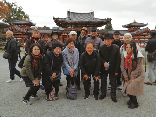 宇治の平等院鳳凰堂の前で記念写真