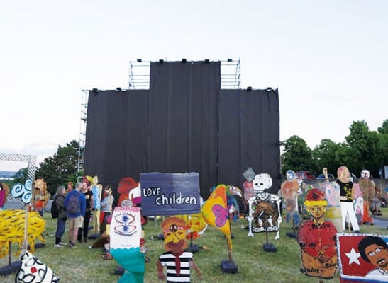 幕がかけられた「タリン・パディ」の 民衆画的巨大バナー《人民の正義》。 ドクメンタ15 より。 Courtesy of documenta15.