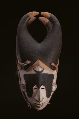 マスク　「アボゴ・ムオ」　 ナイジェリア　イボ　木に着彩　長さ430mm