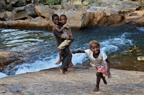 Baignade en compagnie des enfants du village