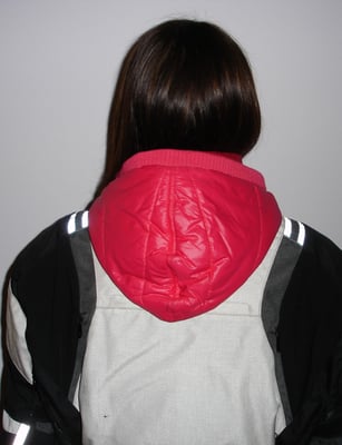 Applizieren einer Kapuze an eine Töffjacke