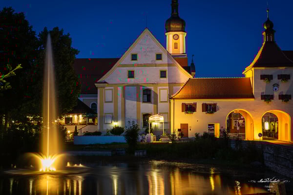 Die neue Fontäne fügt sich gut in den Spitalweiher und die Allersberger Ortsansicht ein.  Foto: Josef Schöll 