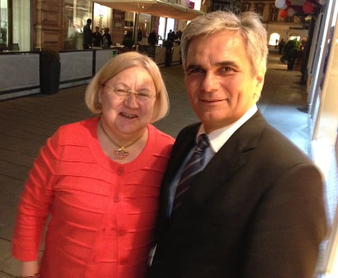 Mai 2013 , Wien-Reise des Liechtensteiner Presseclubs - Hedy Frommelt mit einem Passanten