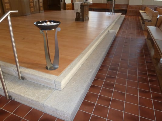 Kirche Spiez, Chor mit neuen Kalksteinstücken ergänzen, Steinmetz Berner Oberland