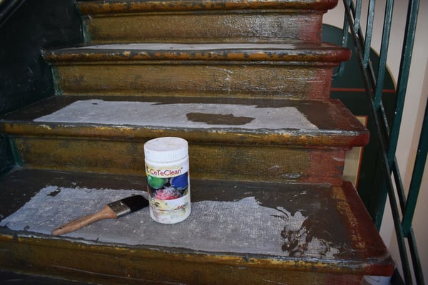 Treppenhaus Teppich entfernen und bestehende Sandsteintreppe reinigen