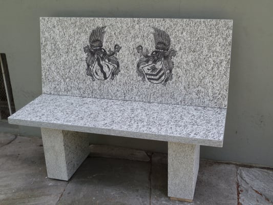 Sitzbank aus Kalkstein, Postgasse Bern, Steinmetzarbeit