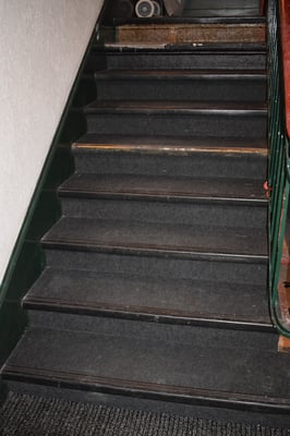 Treppenhaus Teppich entfernen und bestehende Sandsteintreppe reinigen