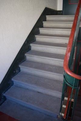 Treppenhaus Teppich entfernen und bestehende Sandsteintreppe reinigen