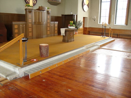 Kirche Spiez, Chor mit neuen Kalksteinstücken ergänzen, Steinmetz Berner Oberland