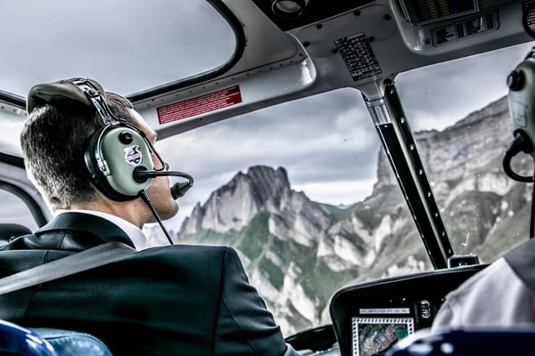 Hochzeitsfotografin St. Gallen, Fotografin, Hochzeit, Heiraten, Helikopter Flug, Heli Flug, Alpstein, Alpen, Schweiz, Seealpsee, Säntis, Überraschung, Aescher, spezielle Fotos, Obereggen, Kartause Ittigen, Hochzeit