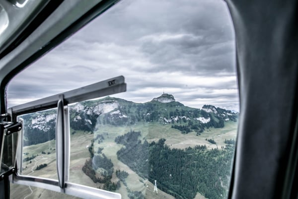 Hochzeitsfotografin St. Gallen, Fotografin, Hochzeit, Heiraten, Helikopter Flug, Heli Flug, Alpstein, Alpen, Schweiz, Seealpsee, Säntis, Überraschung, Aescher, spezielle Fotos, Obereggen, Kartause Ittigen, Hochzeit
