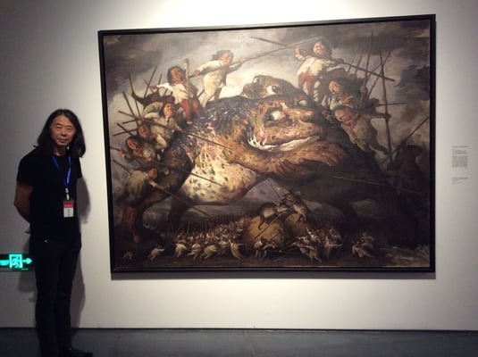 Yongbo Zhao vor seinem Bild im He-Museum Wuhan 