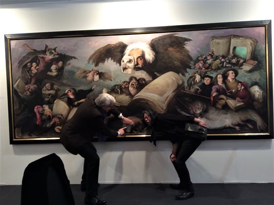 Yongbo Zhao vor seinem Bild "Am Anfang war das Wort", Art Karlsruhe 2017 (Foto: Klaus Kiefer)