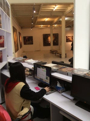 Einzelausstellung Yongbo Zhao in der Sanmu Art Gallery, Kunstbezirk 798, Peking (Foto: Klaus Kiefer)