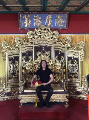 Yongbo Zhao auf dem Kaiserthron im Imperial Edict Museum, Suzhou (Foto: Klaus Kiefer, 2014)