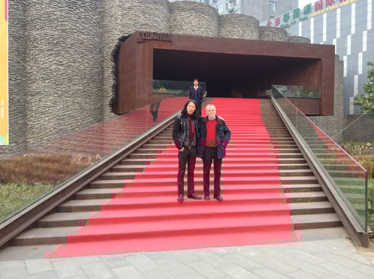 Mit Galerist Klaus Kiefer vor dem Eingang zum Sonzhuang Art Center, Peking (2014) 