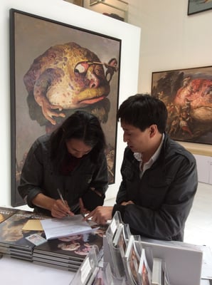 A visitor of the solo exhibition Yongbo Zhao at the Sanmu Art Gallery, Art Zone 798, Beijinging (Photo: Klaus Kiefer)