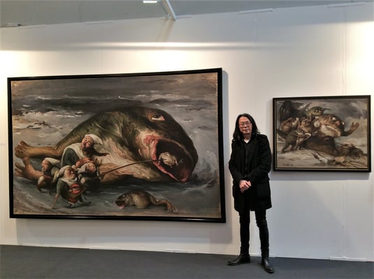 Yongbo Zhao vor seinem Bild "Die Korruption gedeiht überall I",Art Karlsruhe 2016 (Foto: Klaus Kiefer)