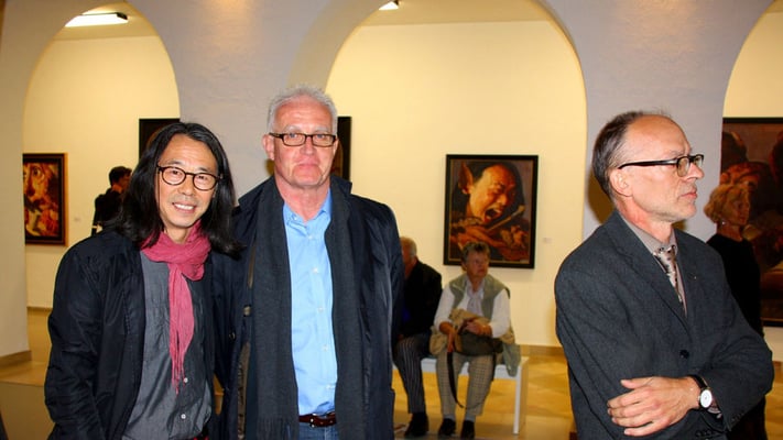 Municipal Gallery "Fähre" in the Old Cloister, Bad Saulgau, 2013: Yongbo Zhao, a lender, and director of the cultural office Andreas Ruess (Photo: Artur K. M. Bay)