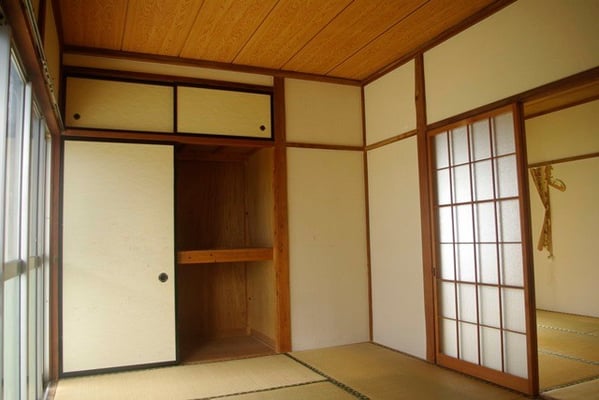 少し暗い感じの和室６帖