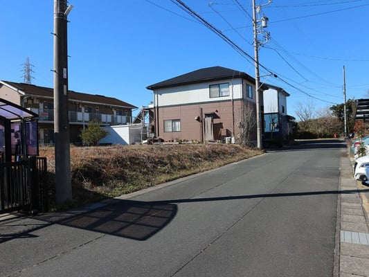 東側より撮影（電柱は物件内）
