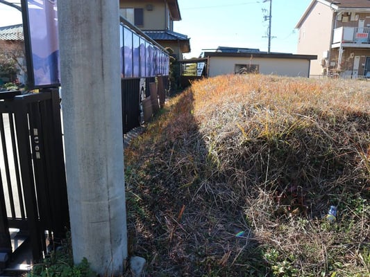 東側の境界付近（電柱は物件内）