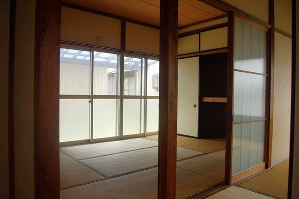 室内はどこか暗い感じの和室