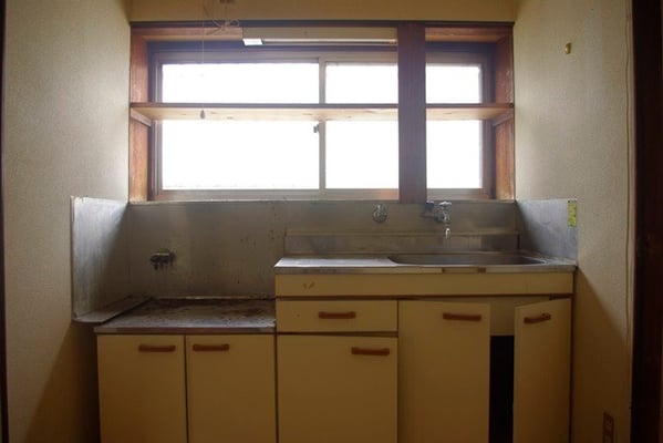 分断されていたキッチンしかも横は浴室