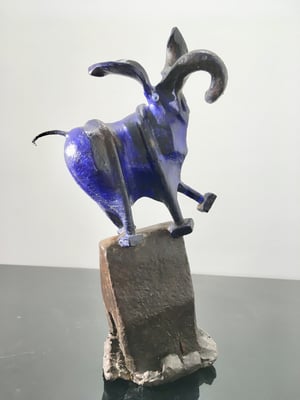 Éléphant Bleu Perché