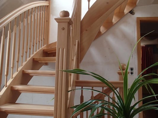 Wangentreppe Buche, bunt, "Bargstedt" (5) - Foto: KÄPPLER BauTischlerei