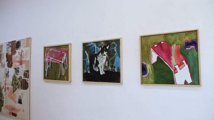 Ausstellung "Menschenufer" Gang: "Fräulein" (angeschnitten), "Die Schemel", "Plan B", "Frisch & munter"