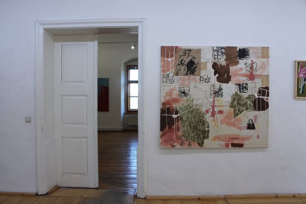 Ausstellung "Menschenufer" Foyer: "Fräulein" und Blick in den großen Raum