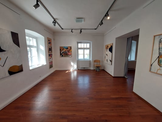 Ausstellung "Schichtungen", Eva Hradil, "Sabine B. und Katze und Horizont" und 4 Bilder vom nächsten Foto und "Sessel-Ratatouille" und "Carmen als Katze""