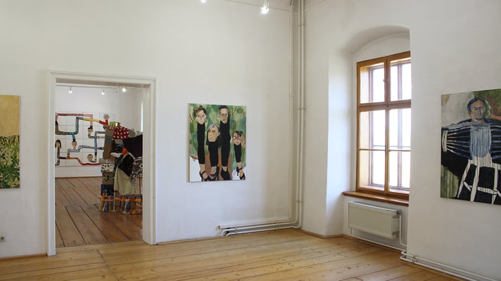 Ausstellung "Menschenufer" Kleiner Raum: Blick auf "Geschöpf" und "Verpackung und Dinge - Eine Irritation", "5 Kopffüssler" und "Georg mit den Sessellehnenhänden" aus "Musenmelange"