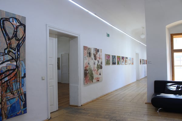Ausstellung "Menschenufer" Foyer und Gang: "Haut und Himmel", "Fräulein", "Die Schemel", "Plan B", "Frisch und munter" und andere