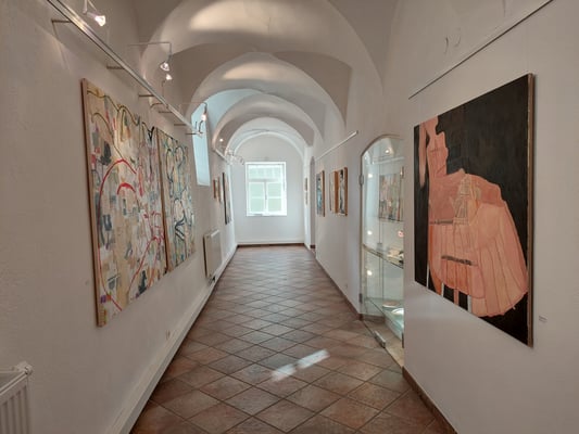 Ausstellung "Schichtungen", Eva Hradil, Blick in den Gang