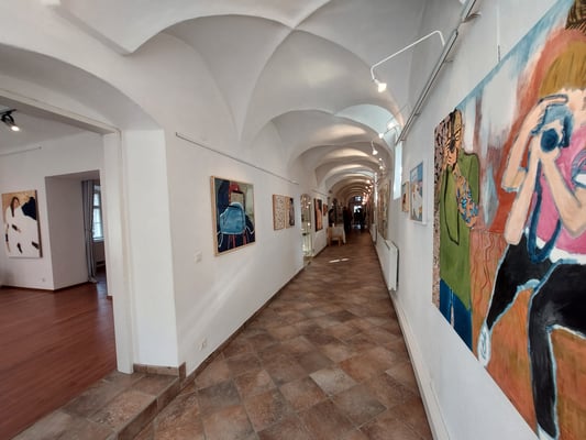 Ausstellung "Schichtungen", Eva Hradil, Blick in den Gang