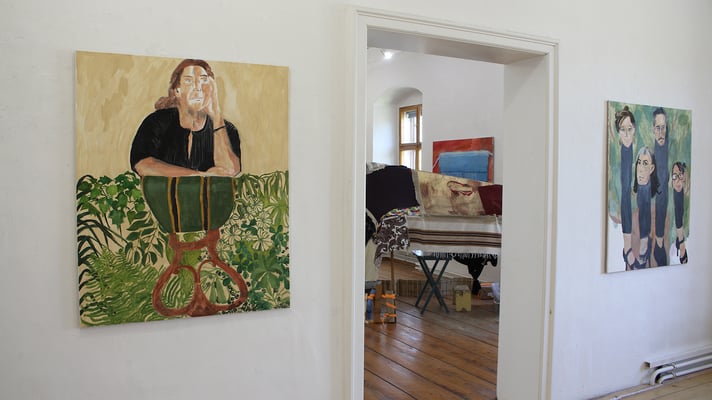 Ausstellung "Menschenufer" Kleiner Raum: "Hannah und der Biedermeier und Pflanzen", Blick in Großen Raum, "5 Kopffüssler"