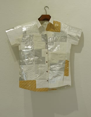 Eva Hradil, "Sucht-Hemd" 2019, Papier, Staniol