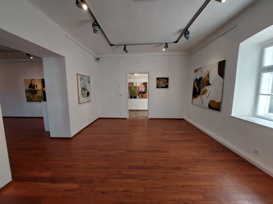 Ausstellung "Schichtungen", Eva Hradil, "Landschaftssessel" und "grüne Katze" und "Sabine B. und Katze und Horizont"