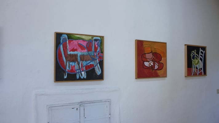 Ausstellung "Menschenufer" Gang: "Du machst mich schnurren", "Ballerina orange" und "Schoßplatz"