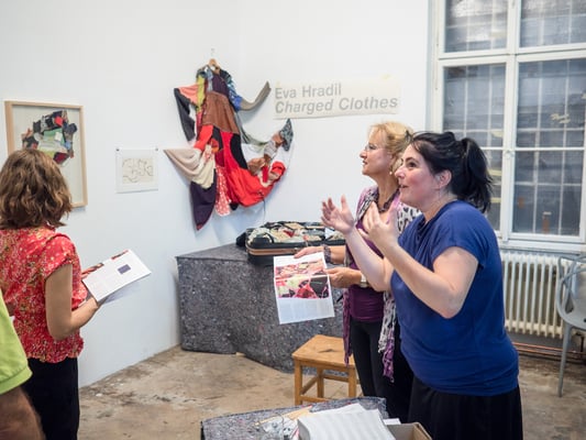 Vernissage "Charged Clothes" Foto: Kay von Aspern