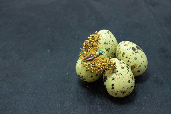 Goldschmiede Jürg Roduner Oster Schmuck antike Brosche 1820–1830 Gelbgold mit diversen Farbsteinen