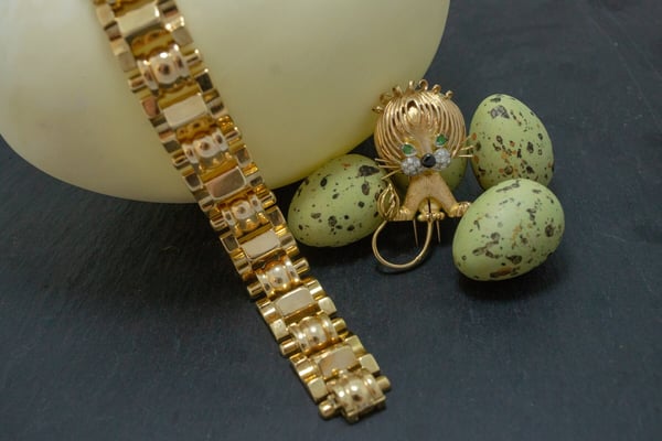 Goldschmiede Jürg Roduner Oster Schmuck antike Brosche 1950-1960 Gelbgold mit Saphir, Smaragden und Brillante