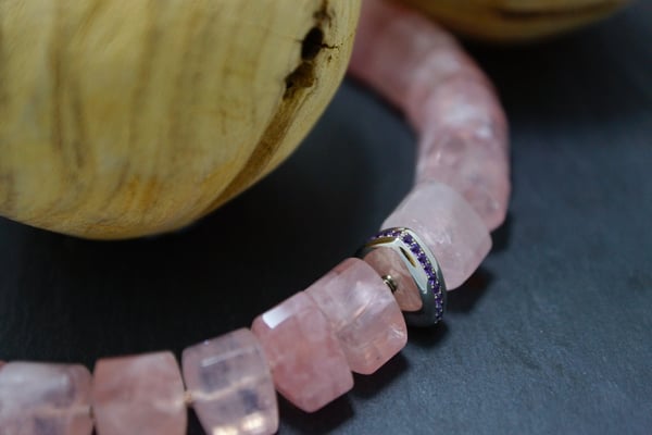 Goldschmiede Jürg Roduner Halsschmuck Rosenquarzcollier mit einem Zierverschluss aus Weissgold 750 mit Amethysten 